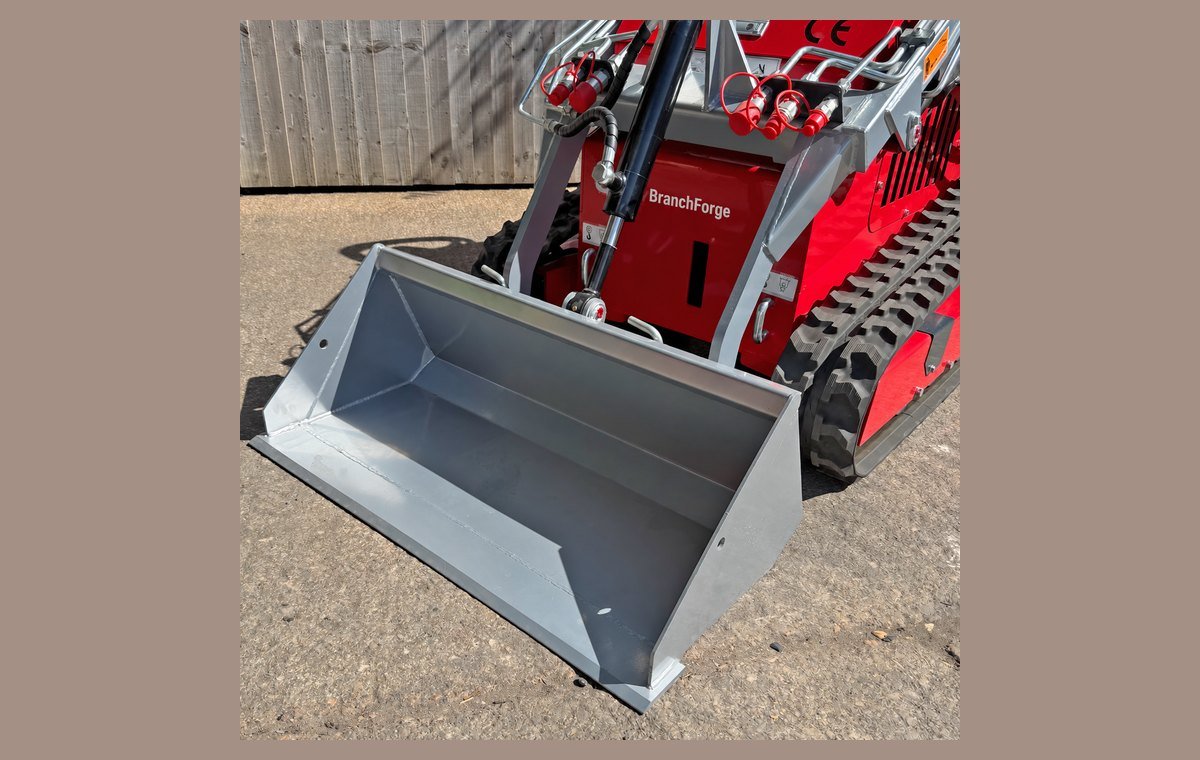 Bucket and quick-attach plate on the mini skid steer