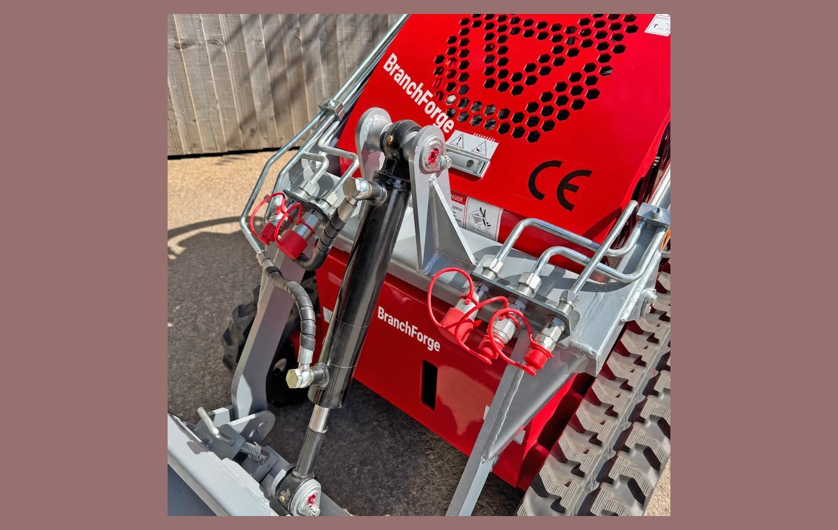 Auxiliary hydraulic quick couplers for running attachments